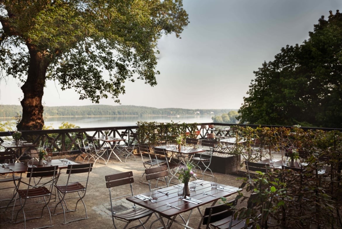 Hochzeit mit Wasserblick im Grünen