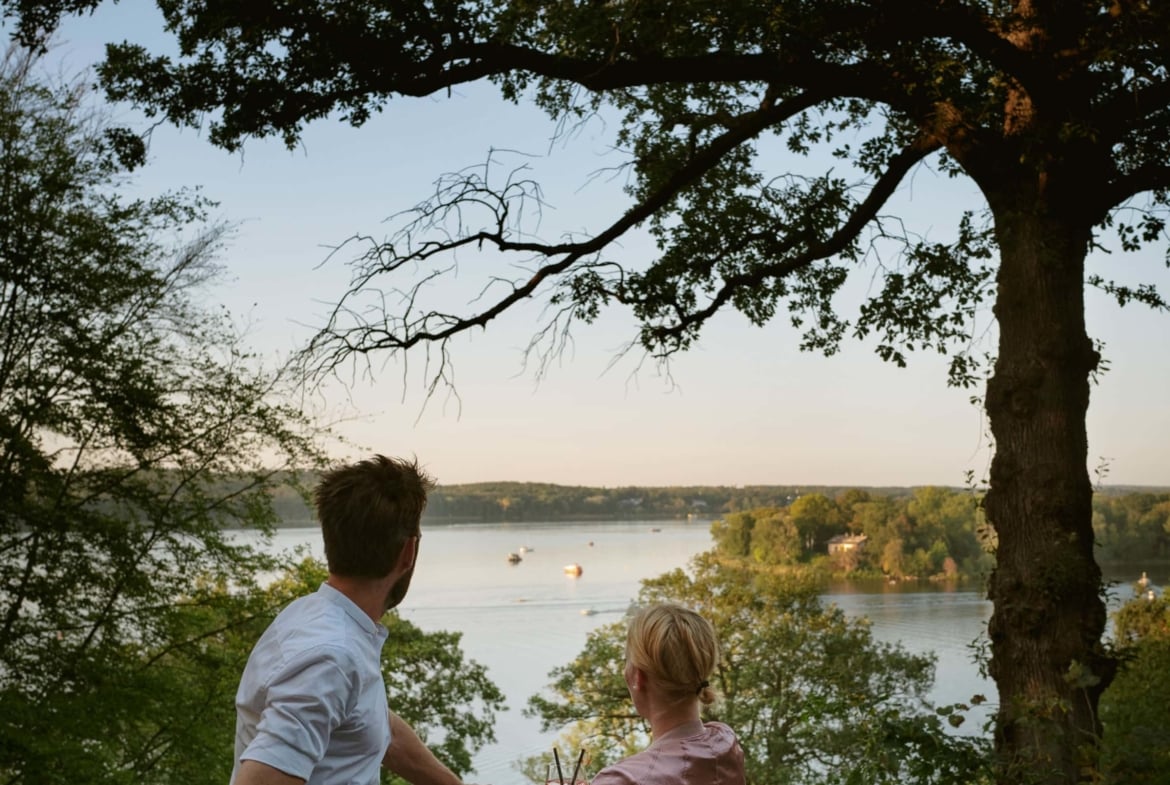 Hochzeit mit Wasserblick im Grünen