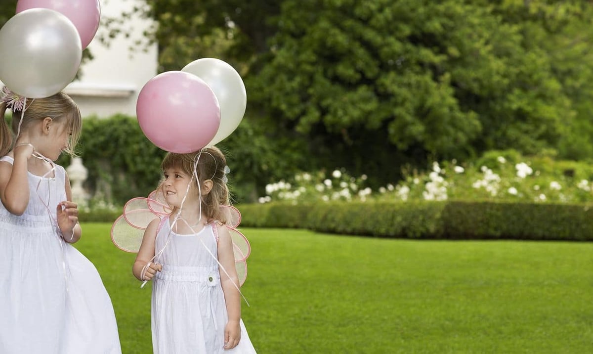 Kinder mit Luftballons