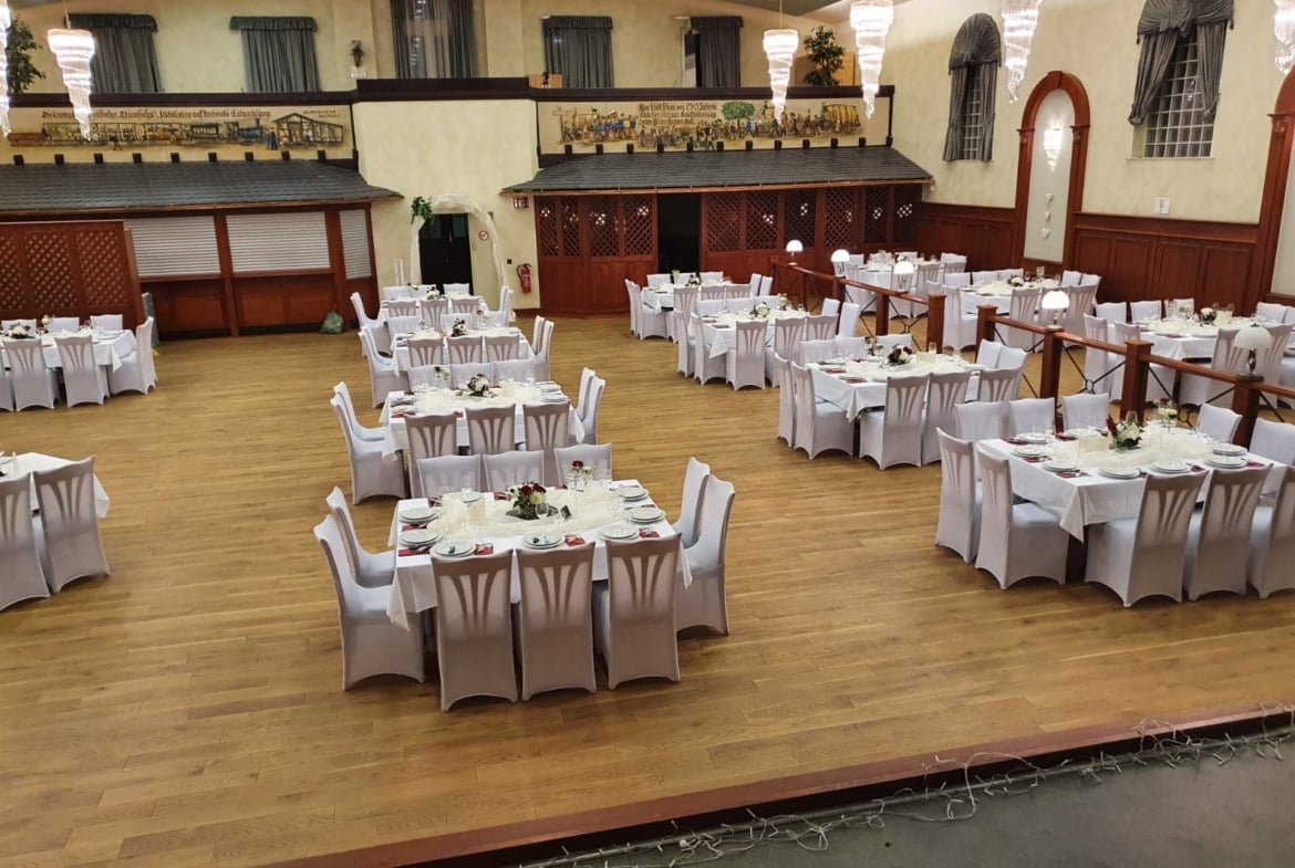 Hochzeit im prunkvollen Festsaal