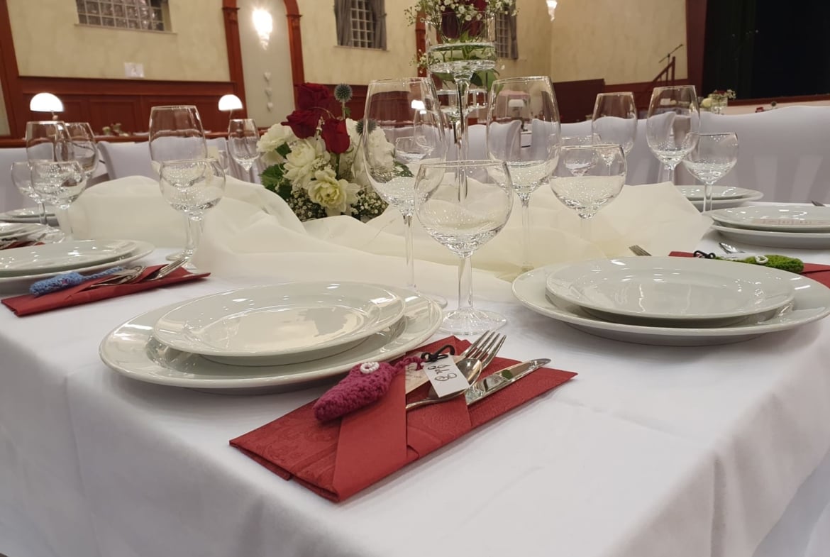 Hochzeit im prunkvollen Festsaal