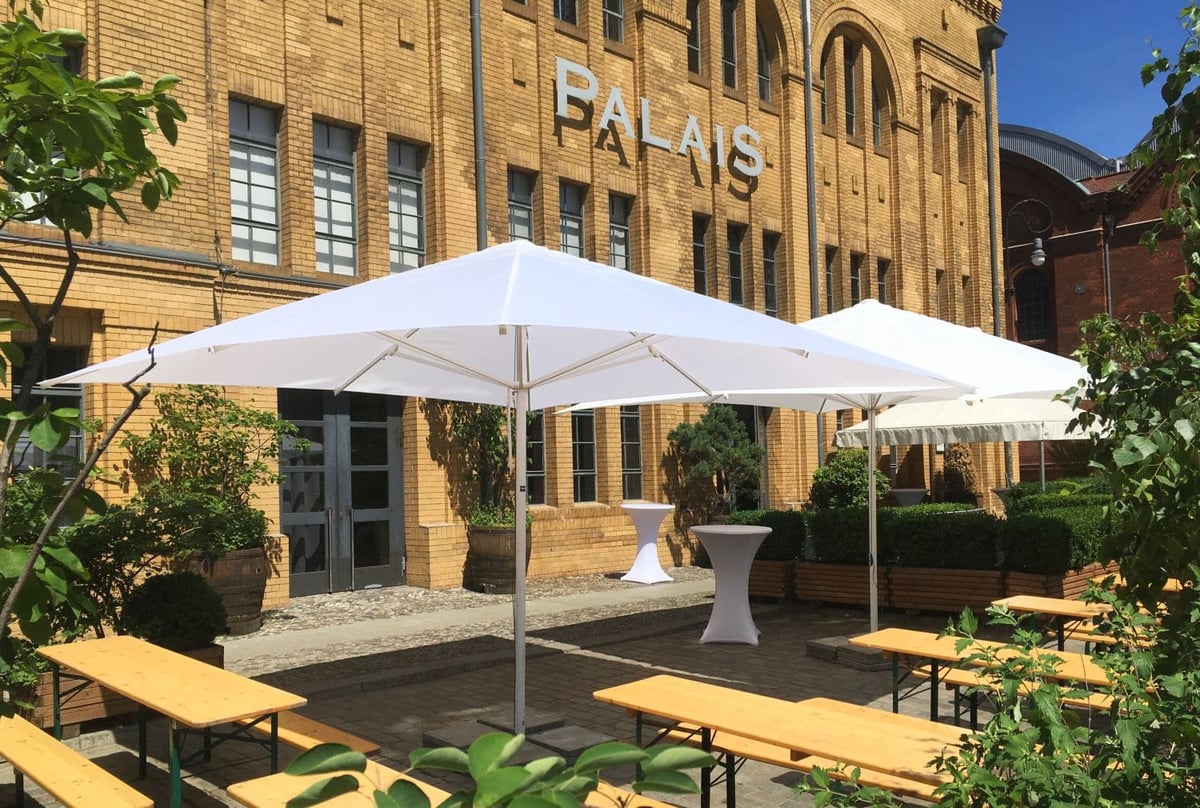 Palais-Terrasse-mit-Sonnenschirm-III