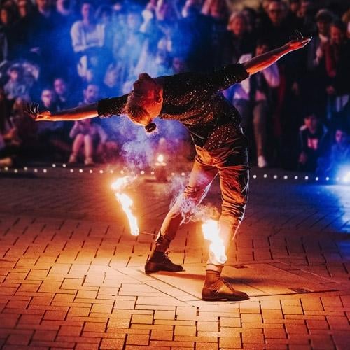 Moderne Licht-, Artistik- und Feuershows vom Profi Duo