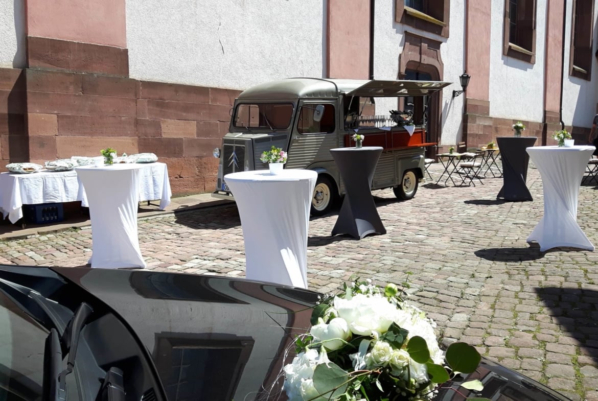 Sektempfang aus einem wunderschönen Oldtimerbus