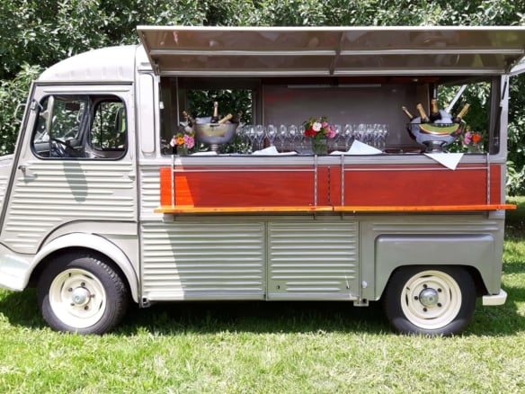Sektempfang aus einem wunderschönen Oldtimerbus