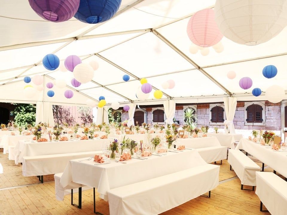 Natürliche Meisterfloristik für feierliche Hochzeiten