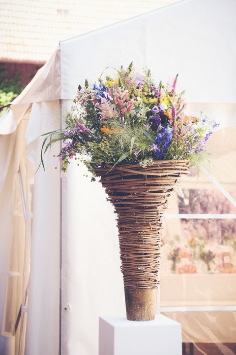Natürliche Meisterfloristik für feierliche Hochzeiten