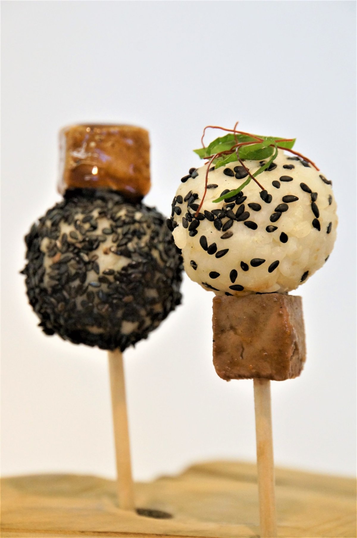 Reis-Cake-Pops-mit-schwarzem-Sesam-glasierter-Ente-Bearbeitet
