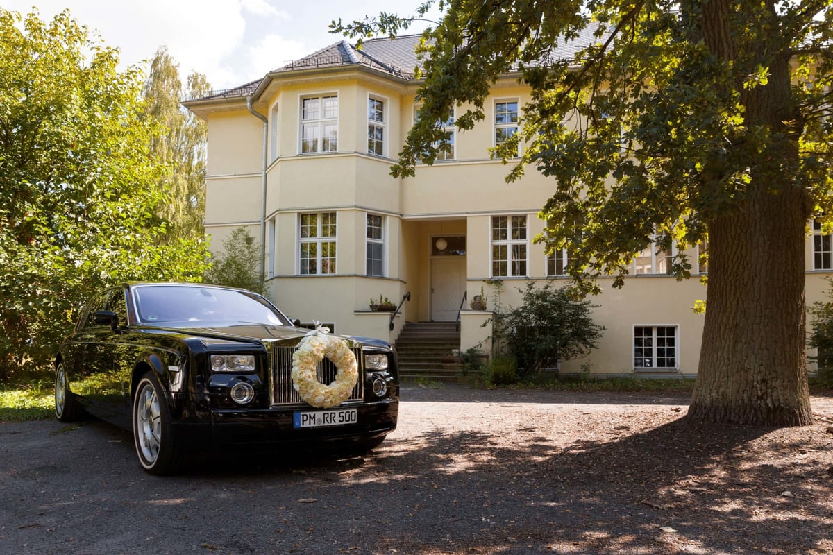 Rolls-Royce-Phantom-mit-Autoschmuck-vor-Villa