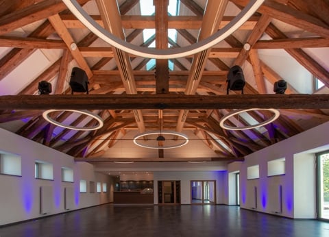 Hochzeit im historischen Schafhof mit moderner Einrichtung