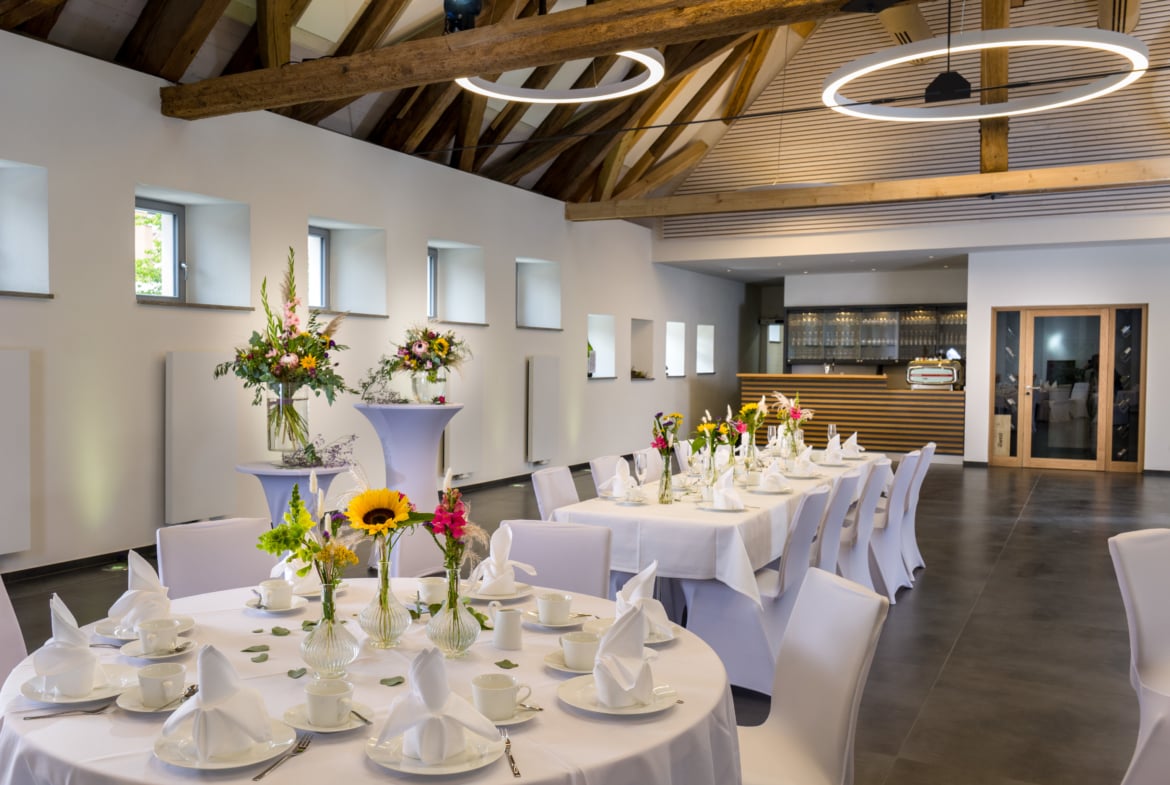 Hochzeit im historischen Schafhof mit moderner Einrichtung