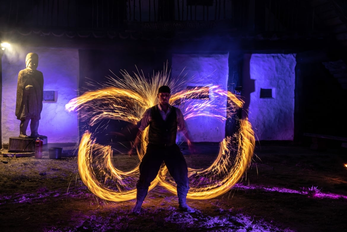 Feuershows, Fakirshows, Walking-Act, LED-Shows