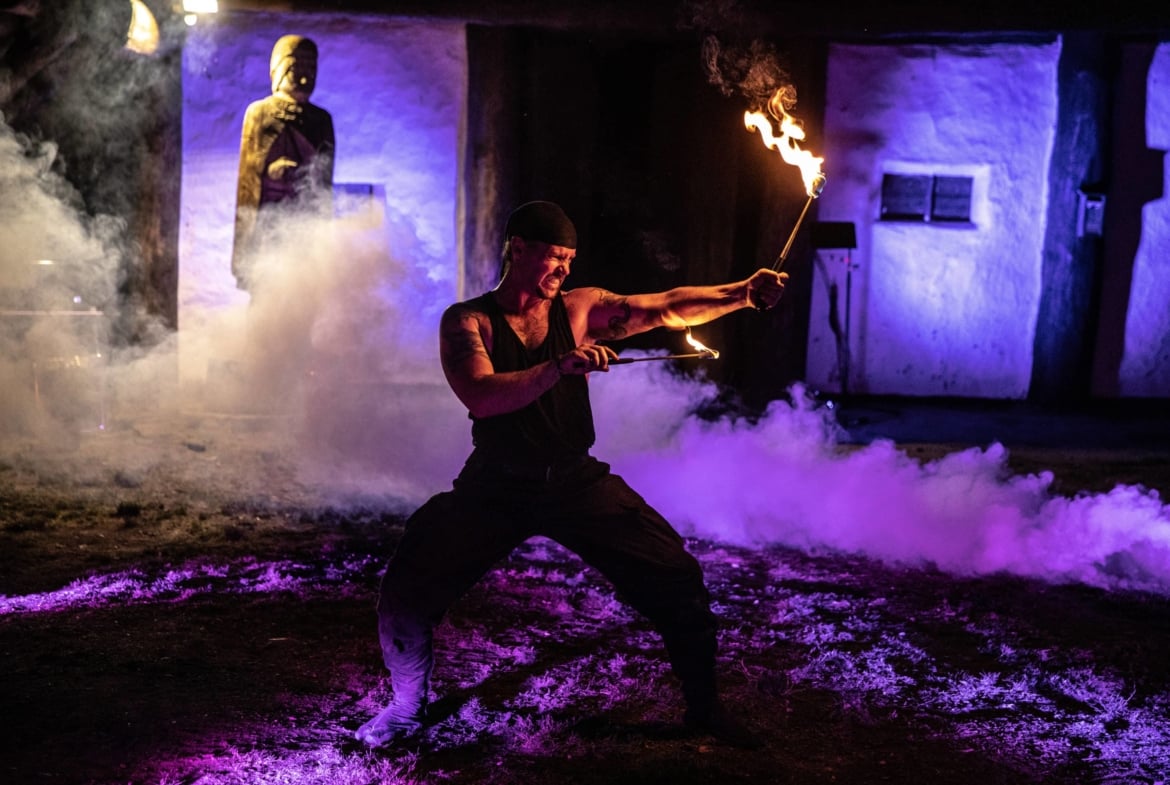 Feuershows, Fakirshows, Walking-Act, LED-Shows