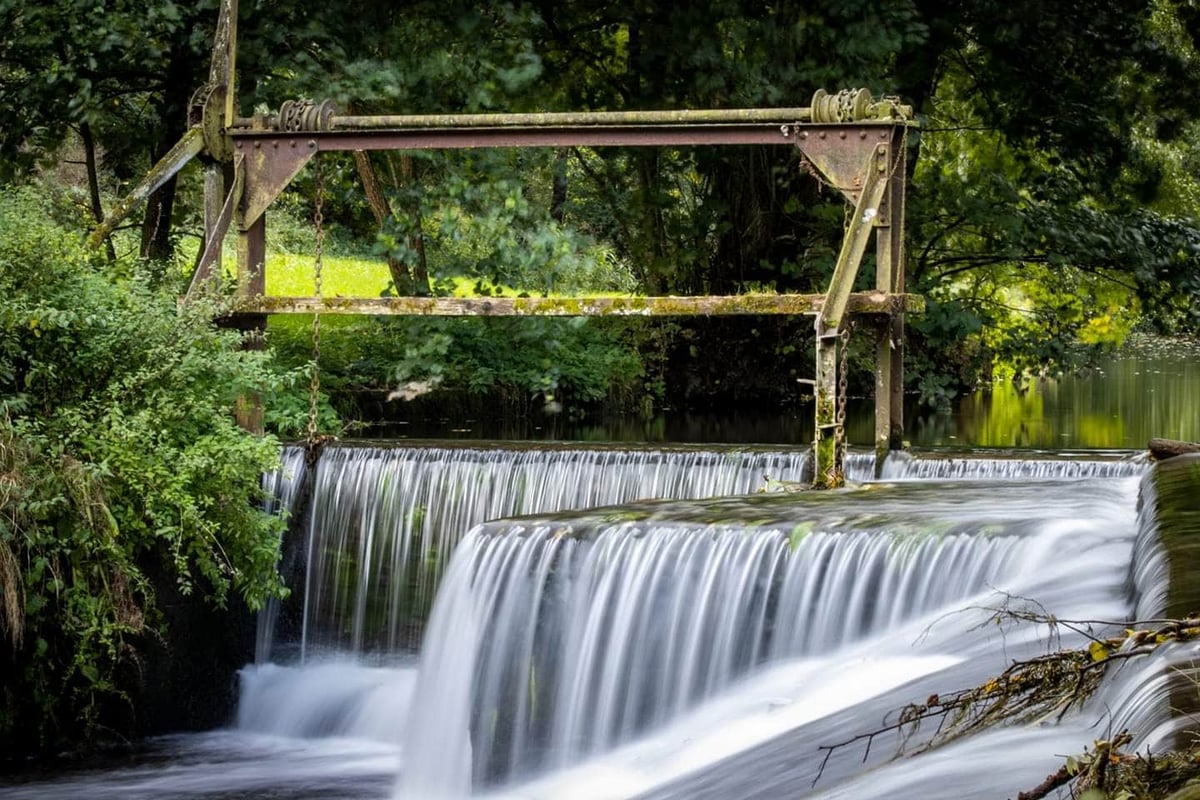 Wasserfall-vorm-Haus