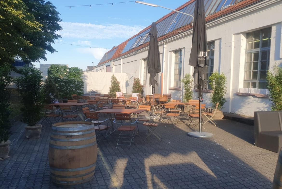 Hochzeit in moderner Eventlocation mit industriellem Charme