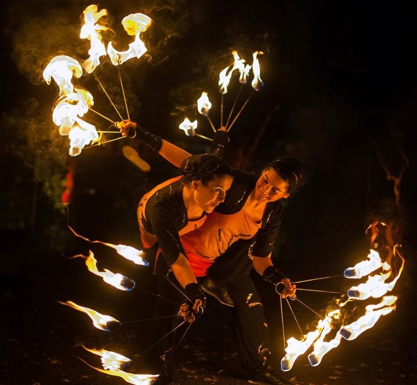 akrobatische Feuershows + tanzakrobatische Luftartistik