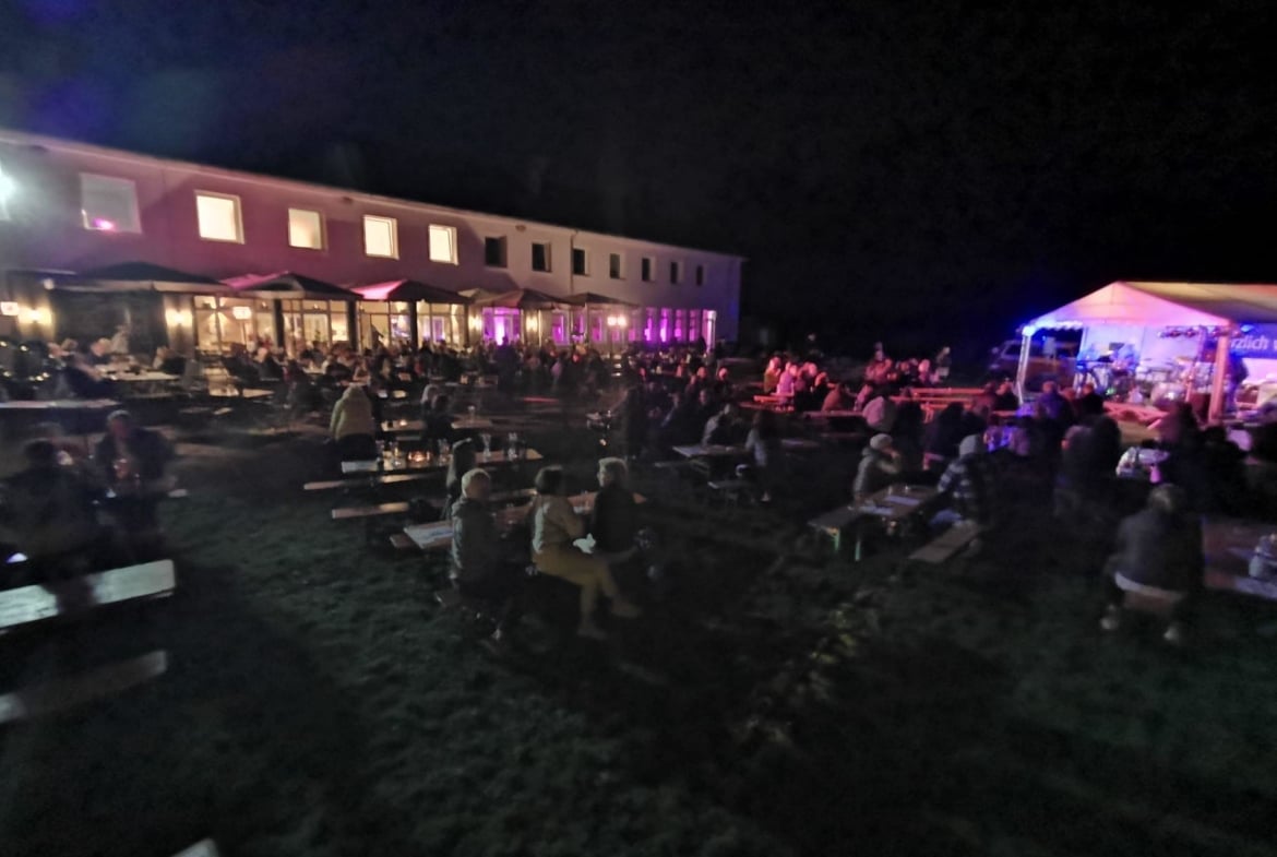 Hochzeitslocation mit großer Außenterrasse und Saal