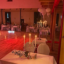 Hochzeit in schönem großen Saal