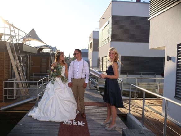 Freie Rednerin und Hochzeitssängerin