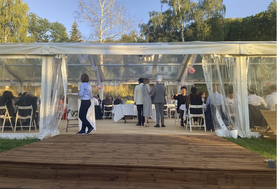 Hochzeit im transparenten Eventzelt