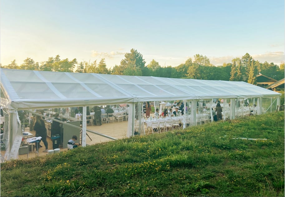 Hochzeit im transparenten Eventzelt