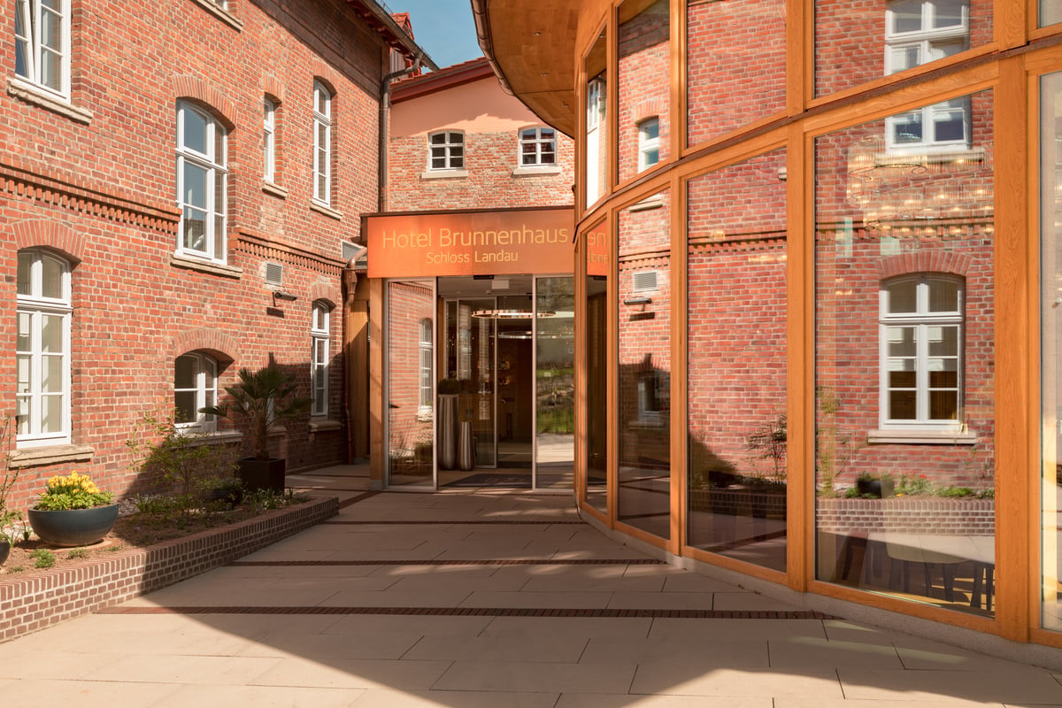 h-hotels_aussenansicht-eingang-01-hotel-brunnenhaus-schloss-landau_M-max.-1200px-_5648203b_-1