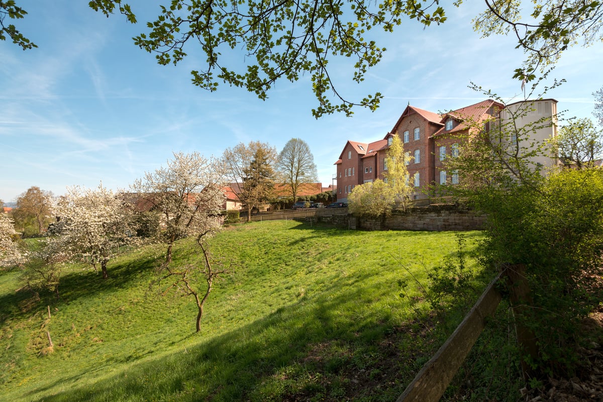 h-hotels_aussenansicht-nordhang-03-hotel-brunnenhaus-schloss-landau_M-max.-1200px-_4be70b9d_-1