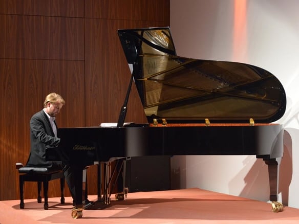 *** Pianist – Maurice Hüsni ***