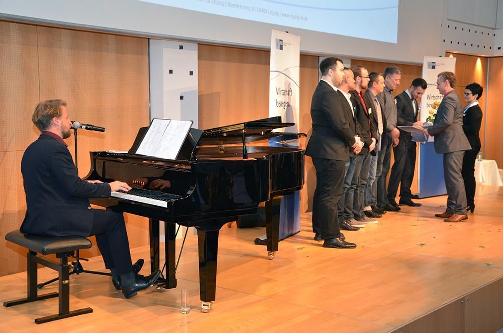 *** Pianist – Maurice Hüsni ***