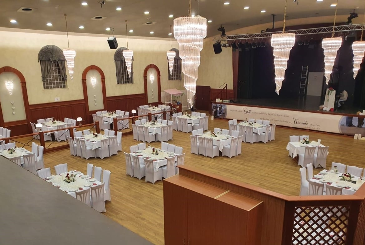 Hochzeit im prunkvollen Festsaal