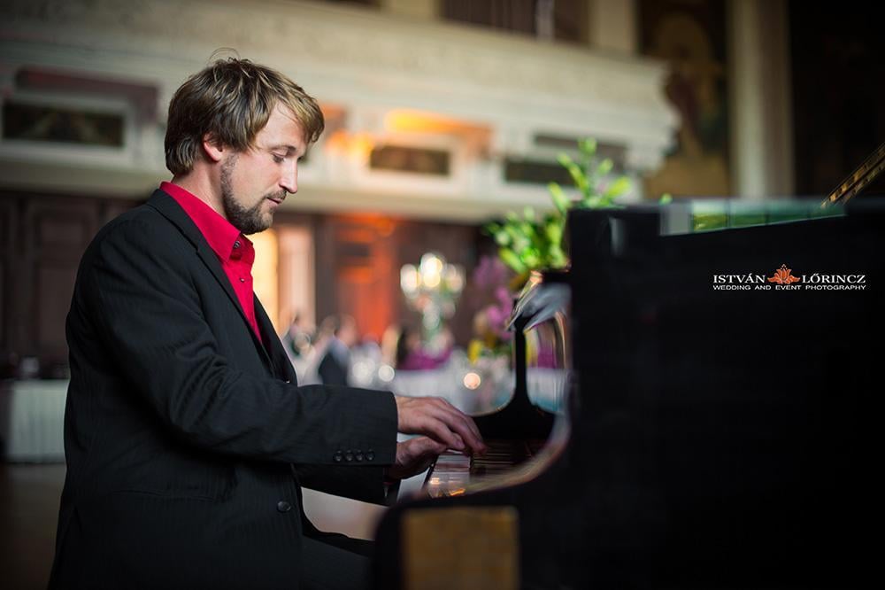 *** Pianist – Maurice Hüsni ***