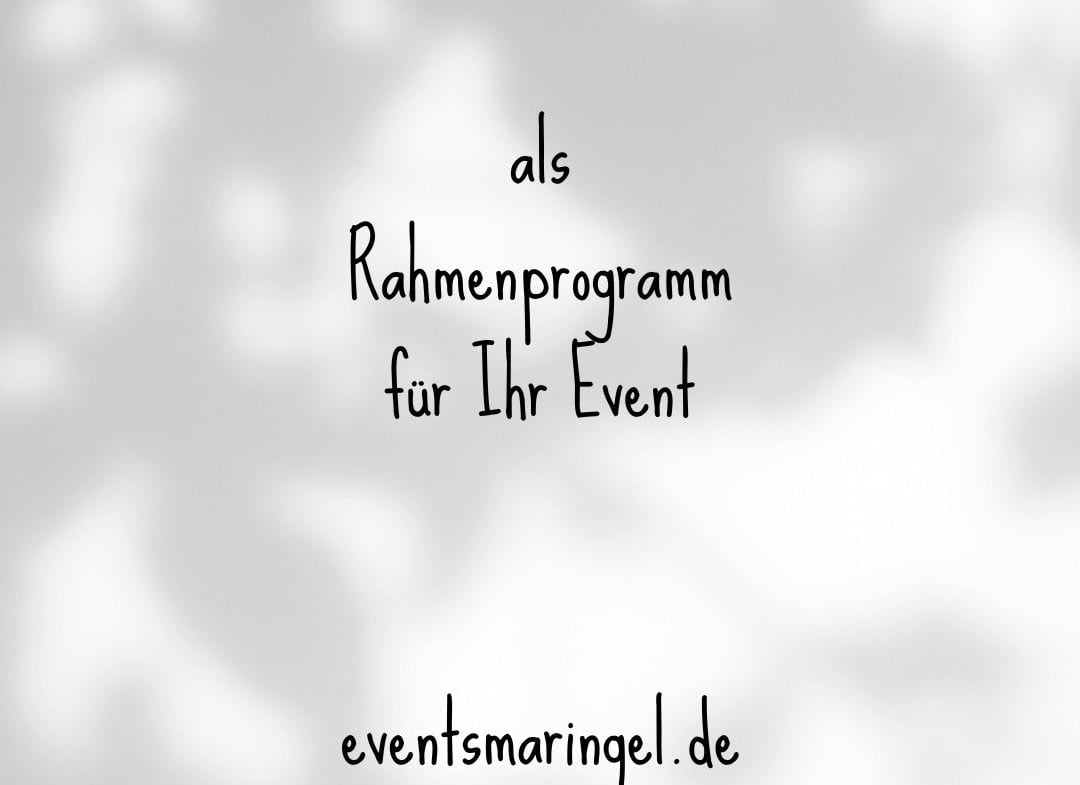 Kinderbetreuung mit Kinderschminken und Basteln