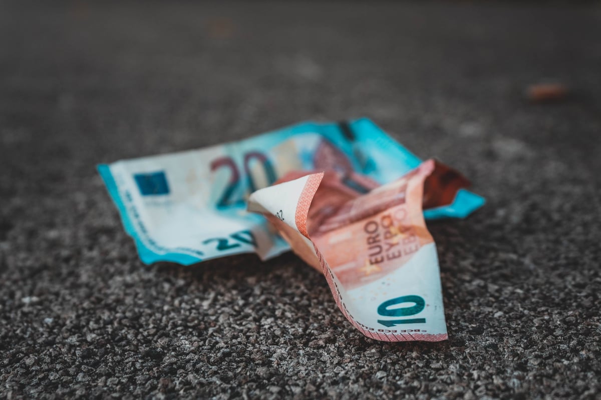 2 Geldscheine auf derm Boden