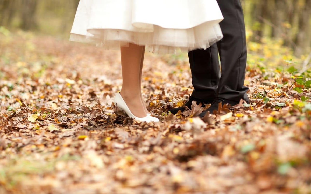 Brautpaar steht im Wald
