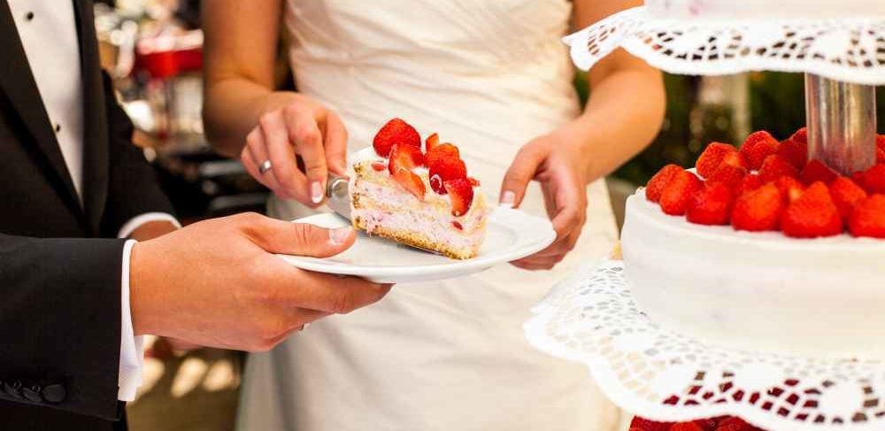 Brautpaar schneidet Torte an