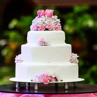 Hochzeitstorte mit Rosen
