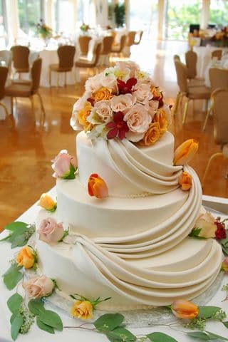 Hochzeitstorte mit Rosen