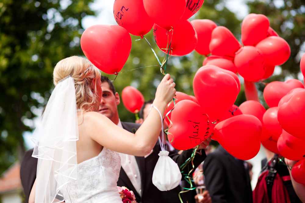 Brautpaar mit Luftballons