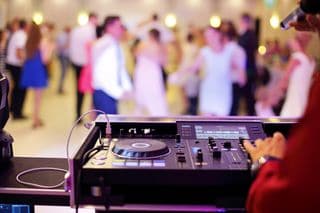 DJ Pult mit Blick auf die Tanzfläche