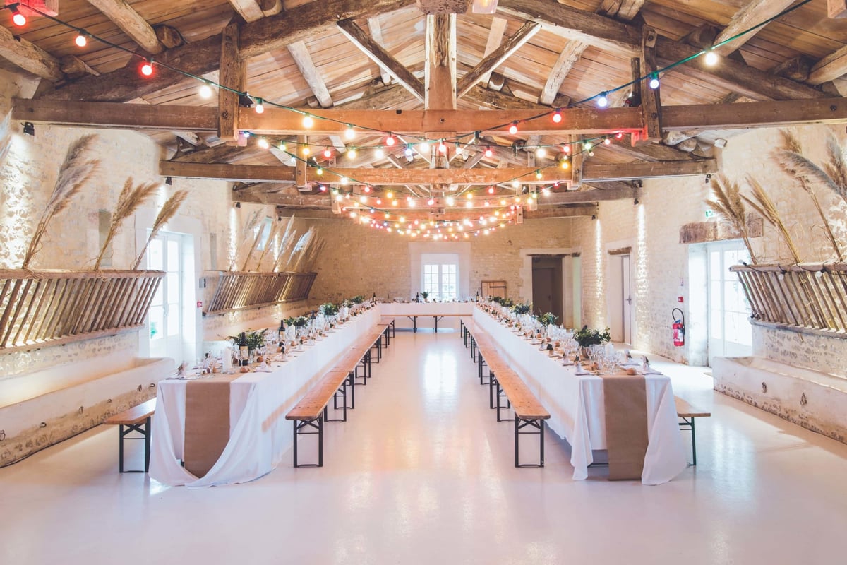 dekorierte Scheune für eine hochzeit