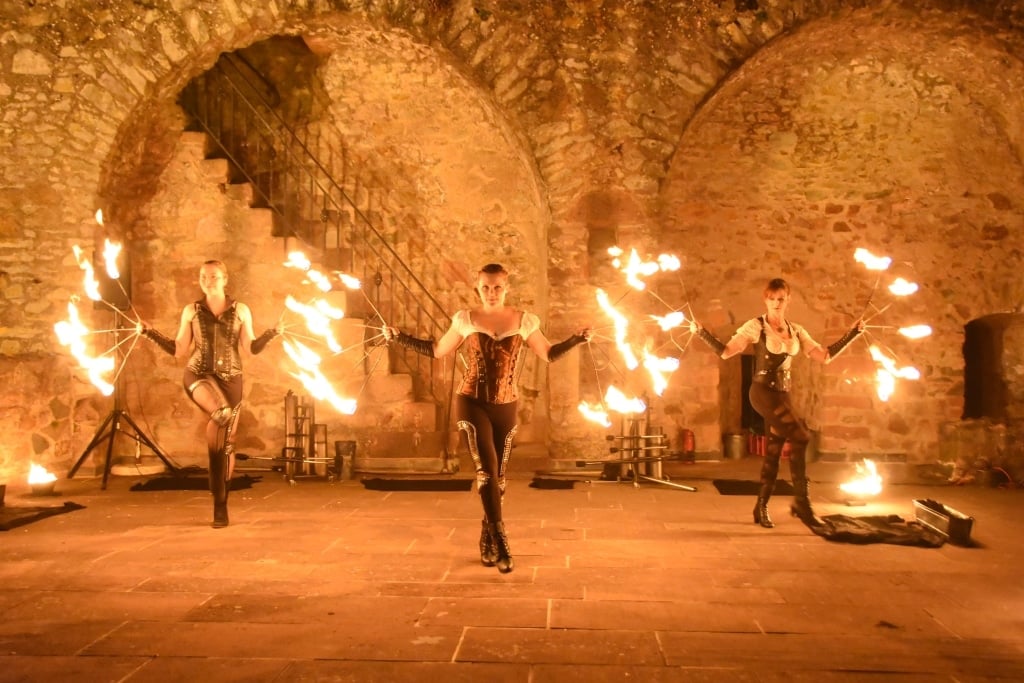 Project PQ- Feuershow, Lichtshow und Akrobatik